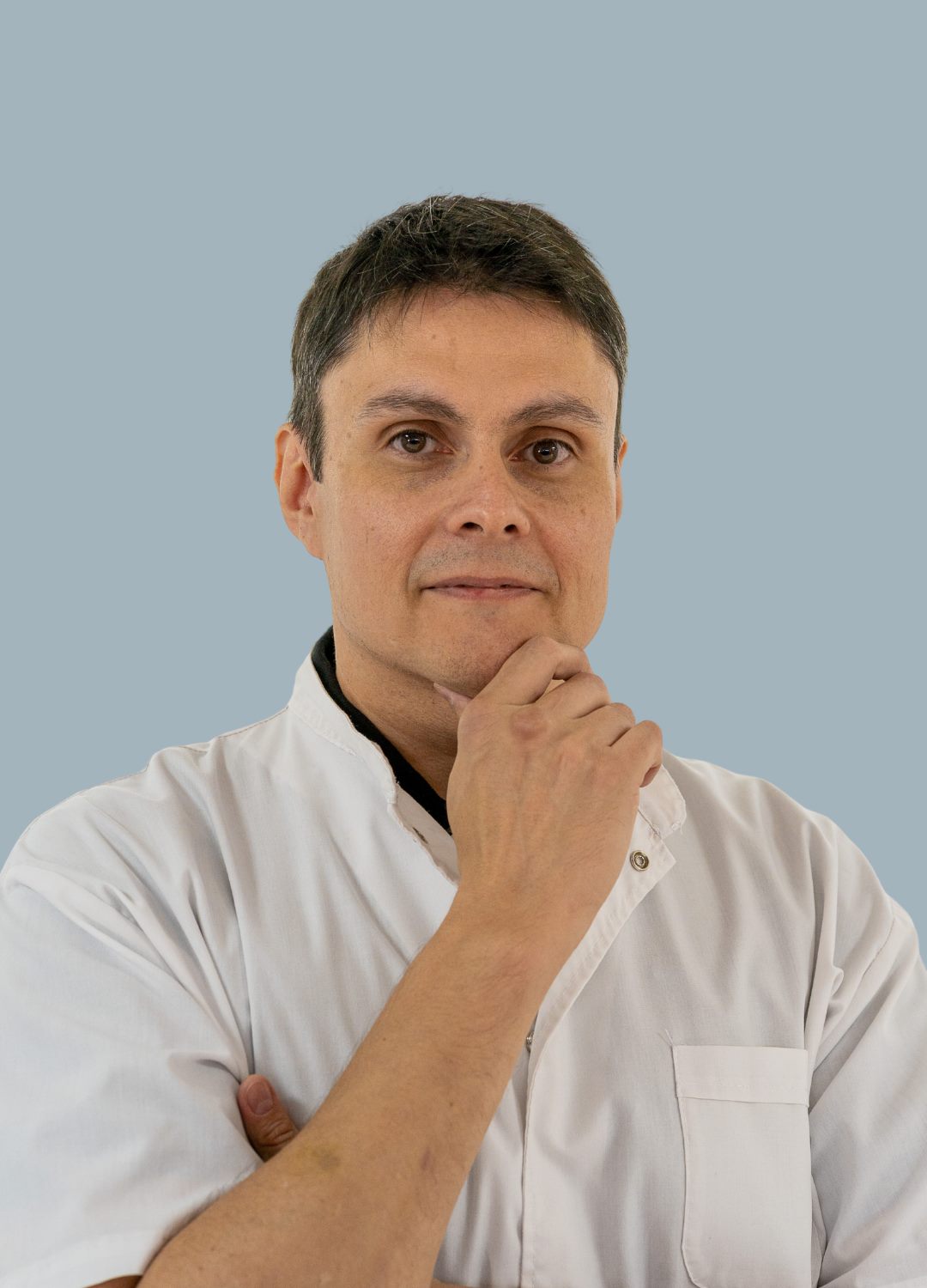 Retrato del Dr. Jonathan Ríos Carignano, médico pediatra intensivista.